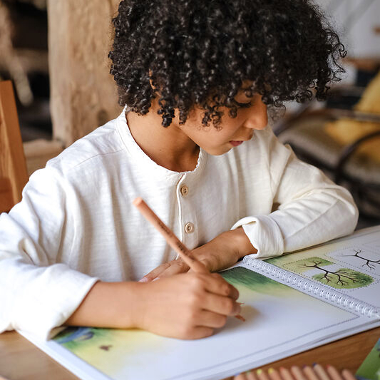 Nachhaltiges Schulmaterial: Schüler malt